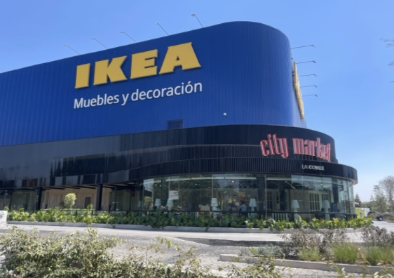 Fachada de la plaza comercial Via Viva donde se muestran las marcas de IKEA y Citymarket, vista desde Lopez Mateos en Zapopan.